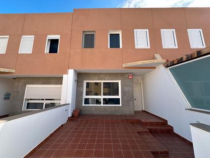 Vista exterior de Casa adosada en venda en Puerto del Rosario amb Terrassa