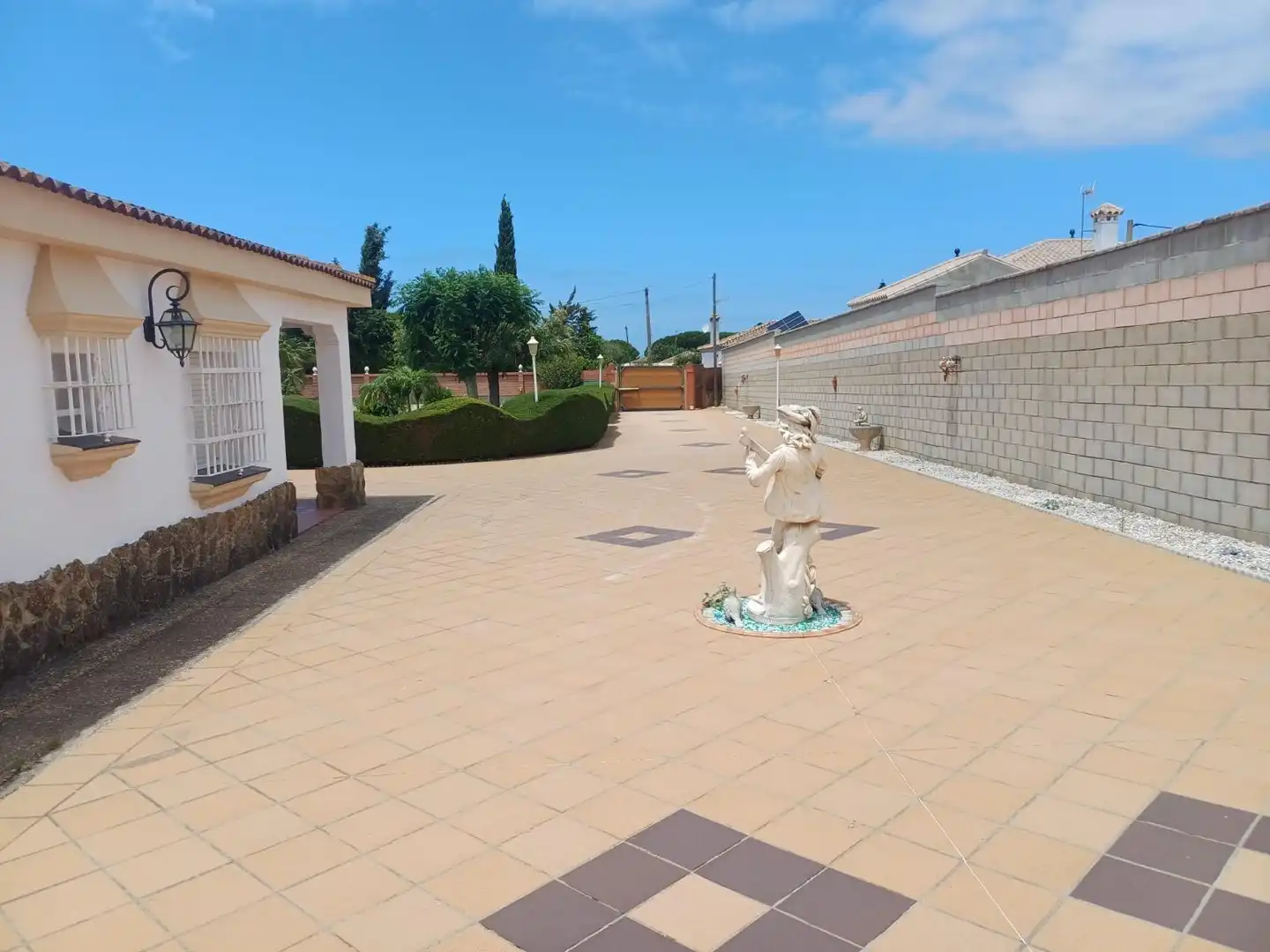 Vista exterior de Casa o chalet en venta en Chiclana de la Frontera con Aire acondicionado, Jardín privado y Trastero