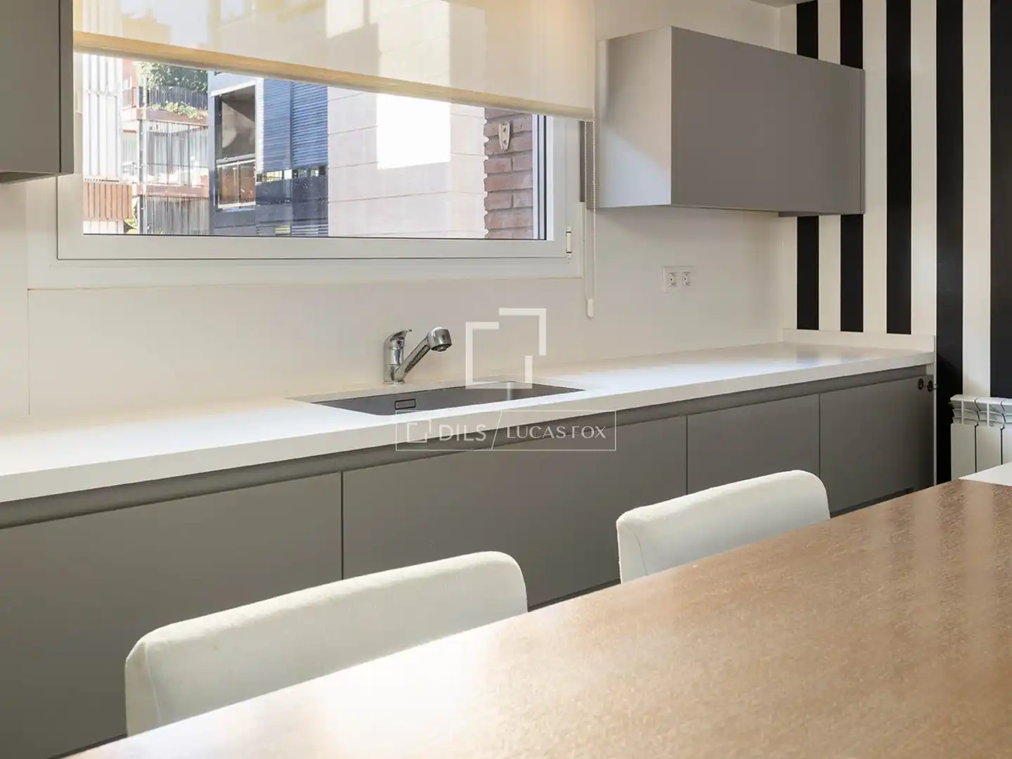 Küche von Wohnung zum Verkauf in Barcelona mit Klimaanlage und Terrasse