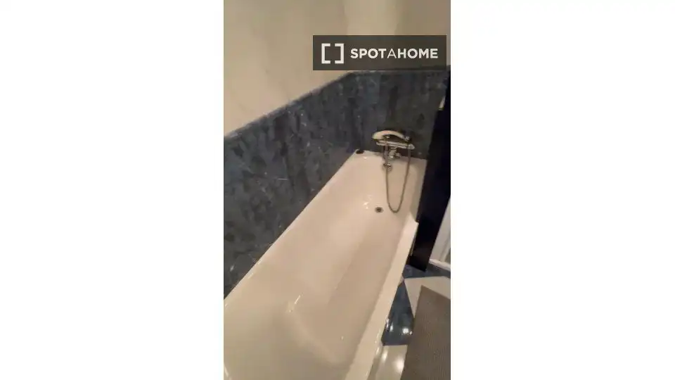 Baño de Piso para compartir en Bilbao  con Aire acondicionado y Terraza