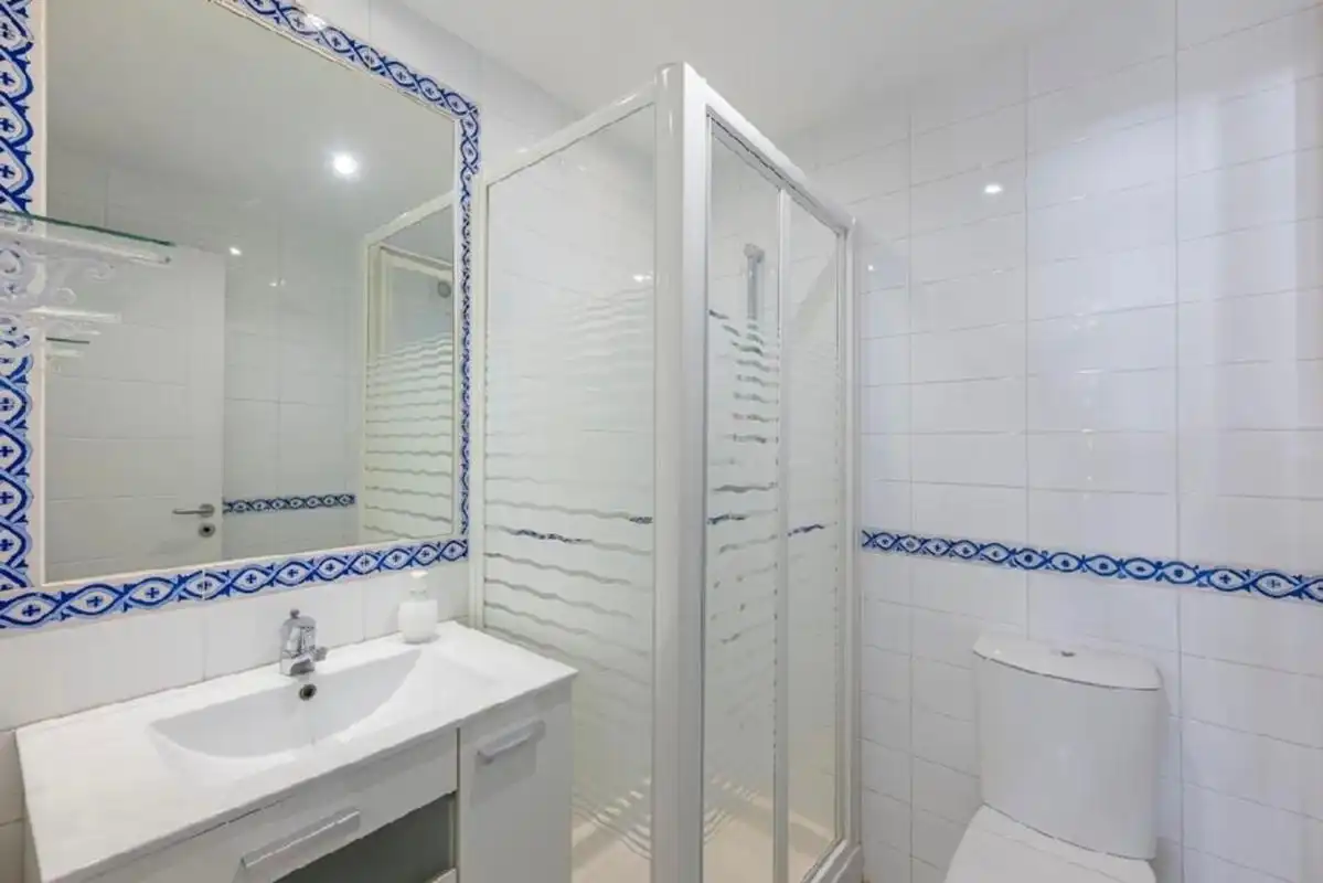 Badezimmer von Wohnung zum Verkauf in Marbella mit Klimaanlage, Heizung und Schwimmbad