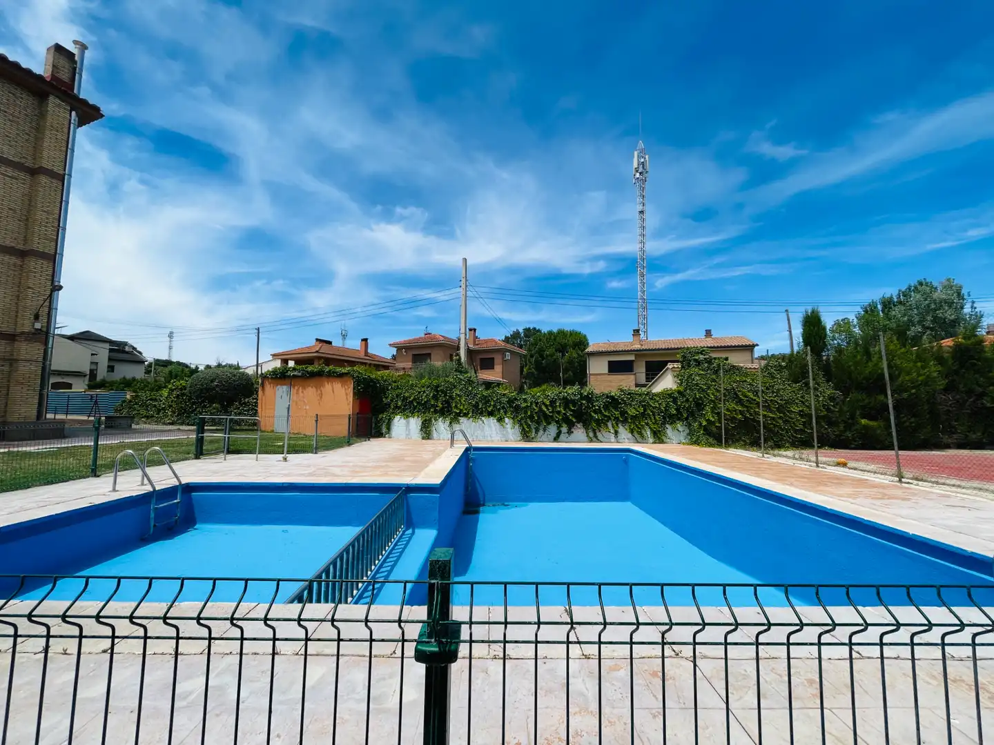 Swimming pool of Flat for sale in Cadrete  with Air Conditioner, Heating and Private garden