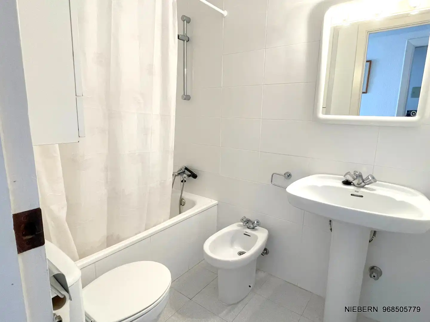 Badezimmer von Wohnung zum Verkauf in La Manga del Mar Menor mit Klimaanlage, Parkett und Terrasse