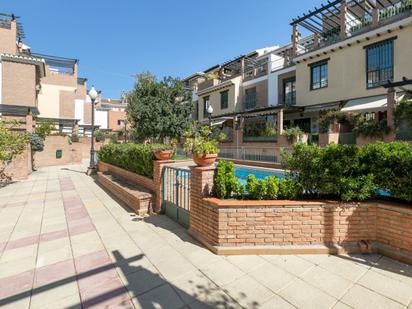 Vista exterior de Casa adosada en venda en  Granada Capital amb Aire condicionat, Terrassa i Balcó