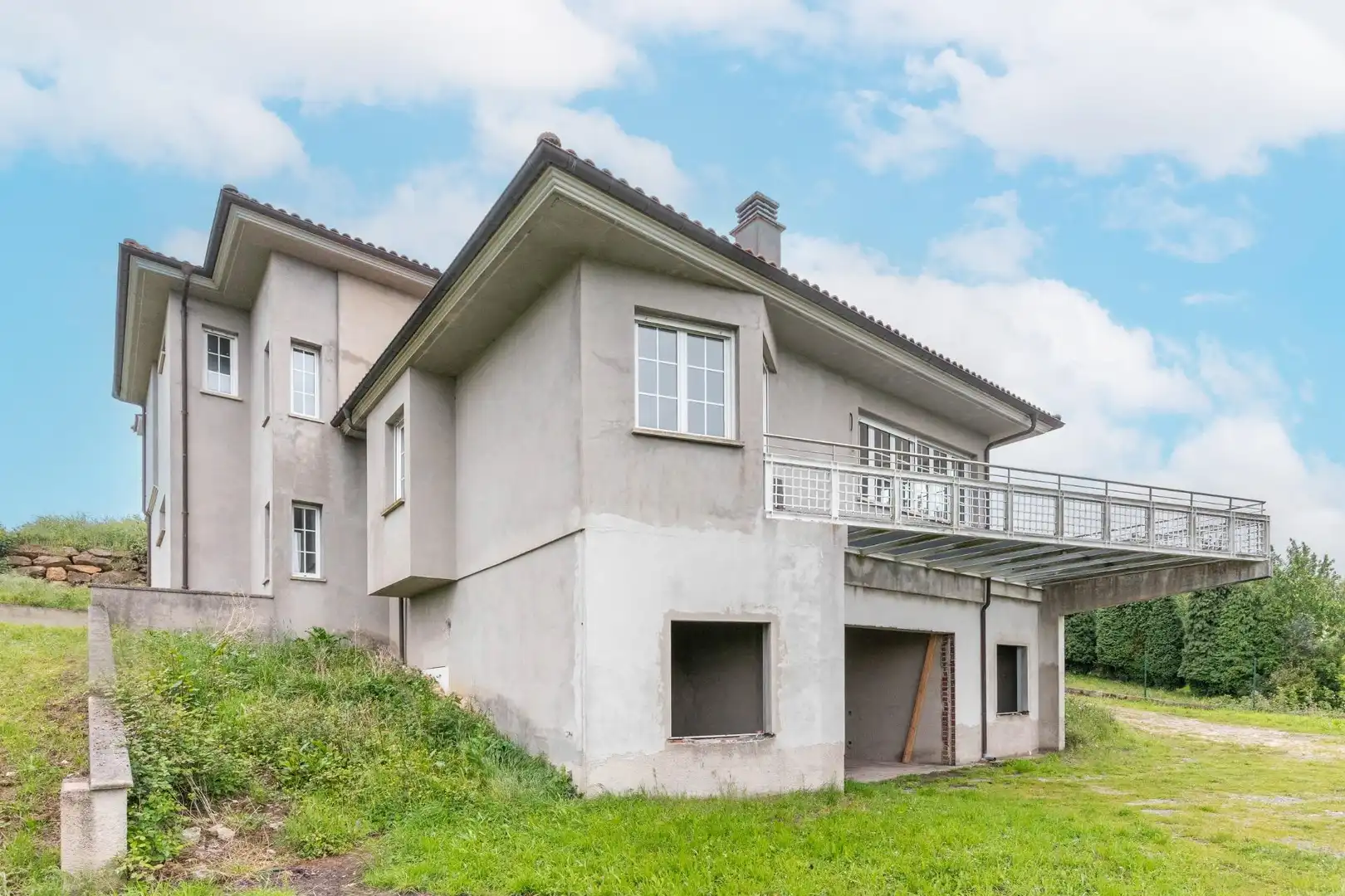 Vista exterior de Casa o xalet en venda en Oviedo  amb Jardí privat, Terrassa i Balcó
