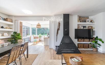 Sala d'estar de Casa o xalet en venda en Cerdanyola del Vallès amb Aire condicionat, Calefacció i Jardí privat