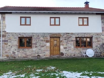 Vista exterior de Casa o xalet en venda en Hermandad de Campoo de Suso amb Calefacció i Jardí privat