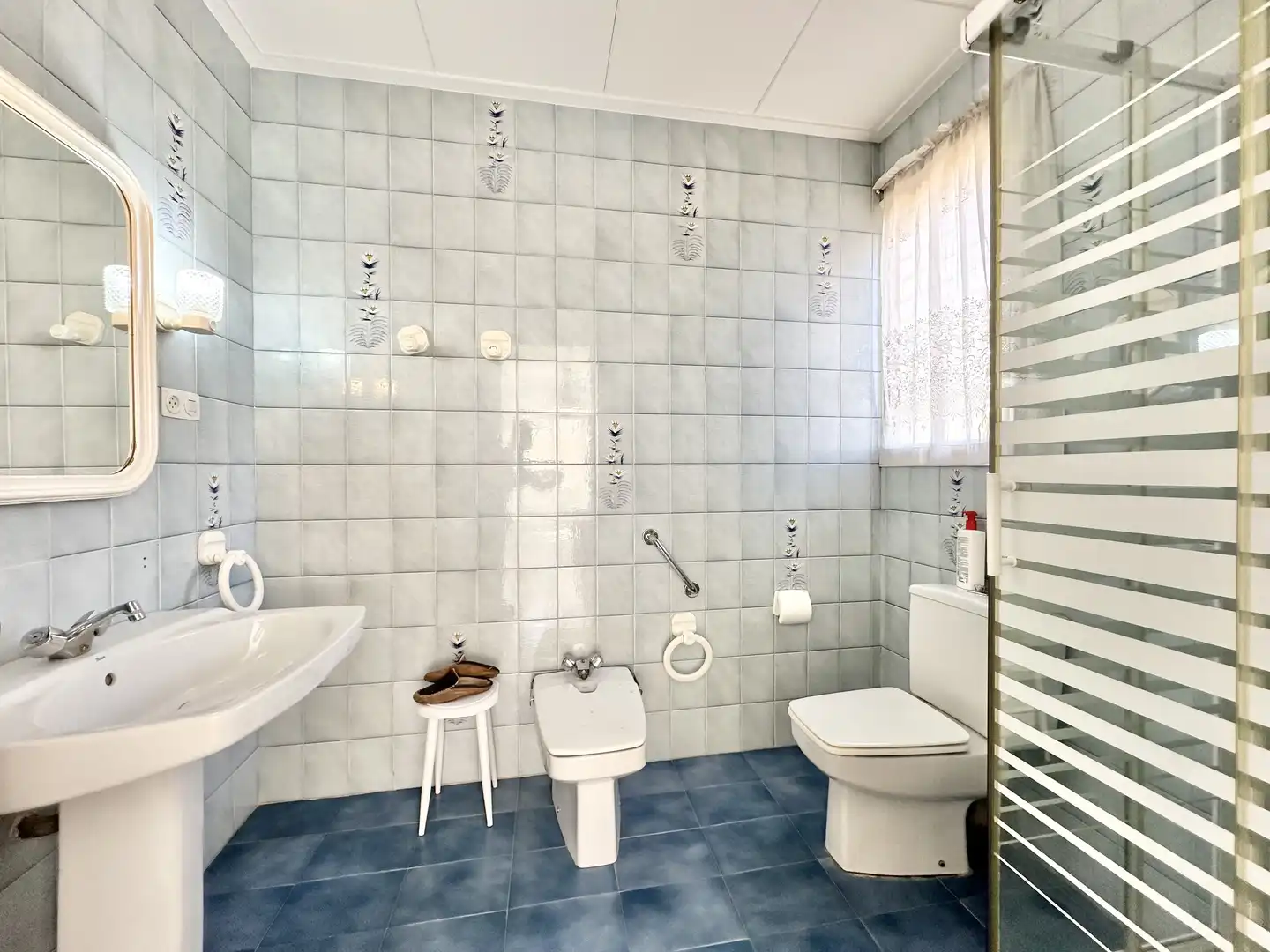 Badezimmer von Einfamilien-Reihenhaus zum Verkauf in El Masnou mit Heizung, Privatgarten und Terrasse