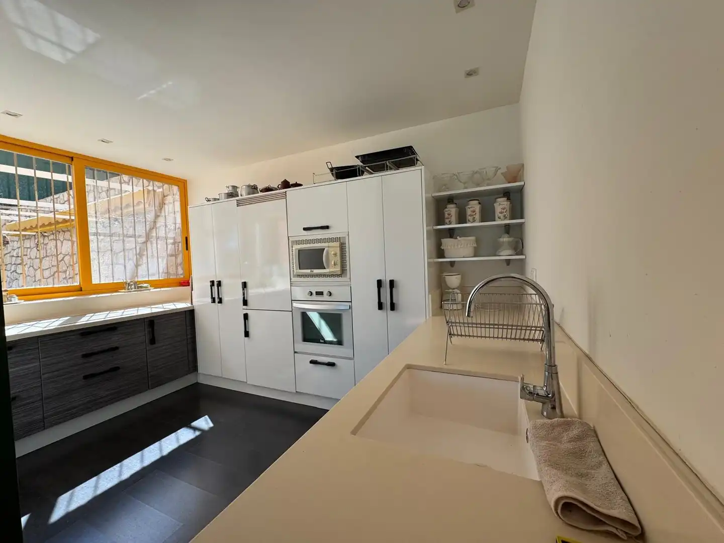 Cocina de Casa o chalet en venta en Benidorm con Aire acondicionado, Calefacción y Jardín privado