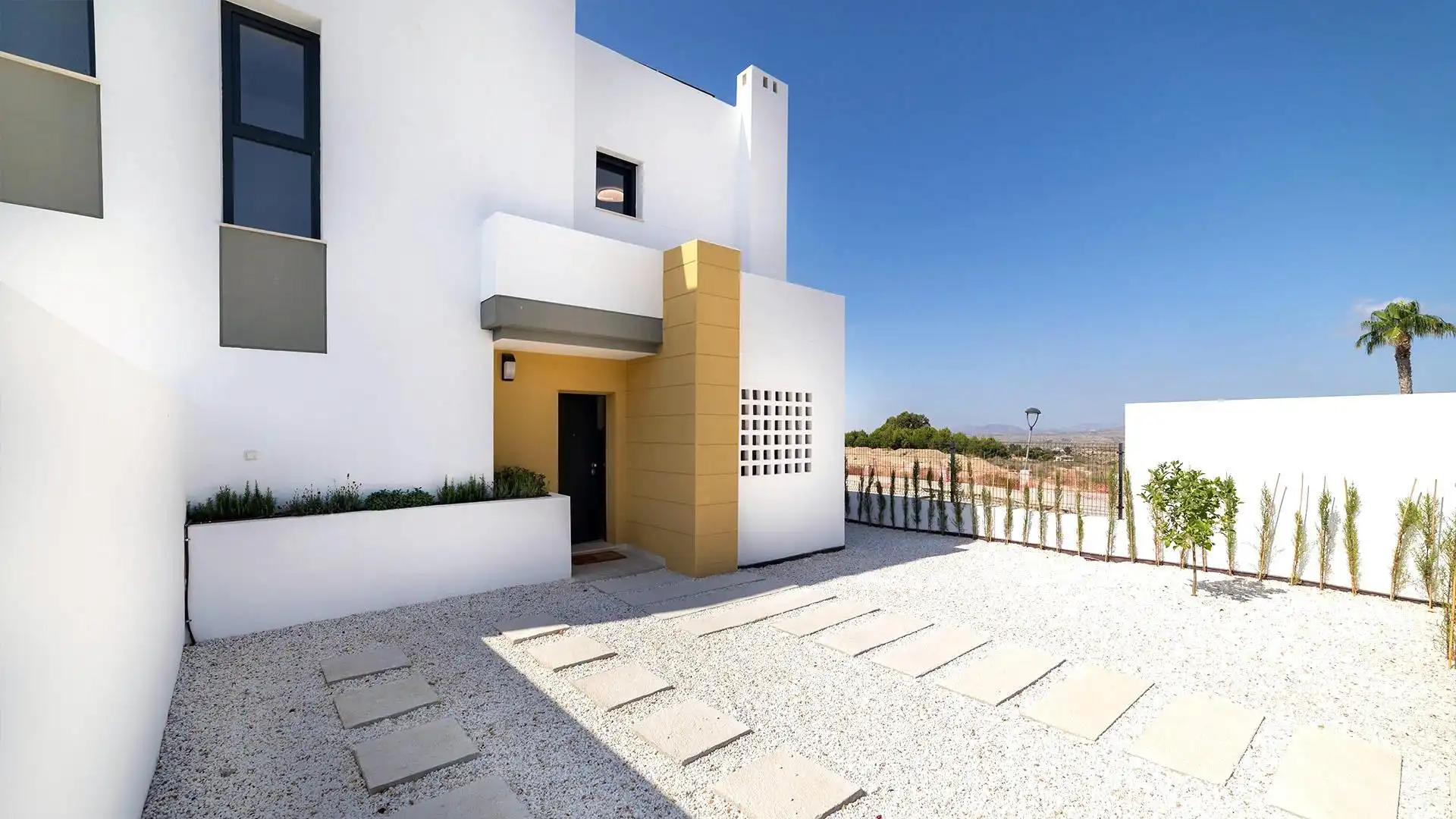 Außenansicht von Einfamilien-Reihenhaus zum Verkauf in Busot mit Privatgarten, Terrasse und Gemeinschaftspool