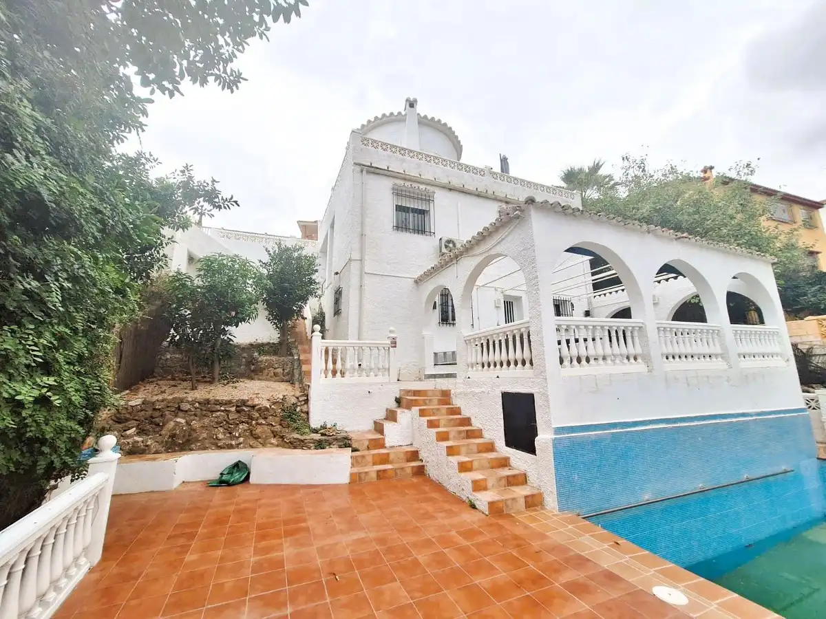 Vista exterior de Casa o xalet en venda en Benalmádena amb Terrassa i Piscina