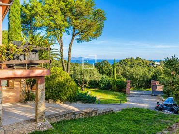 Detached house with garden for sale in Begur pueblo