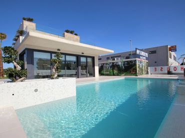 Chalet con piscina en venta en Calle los Chirrines