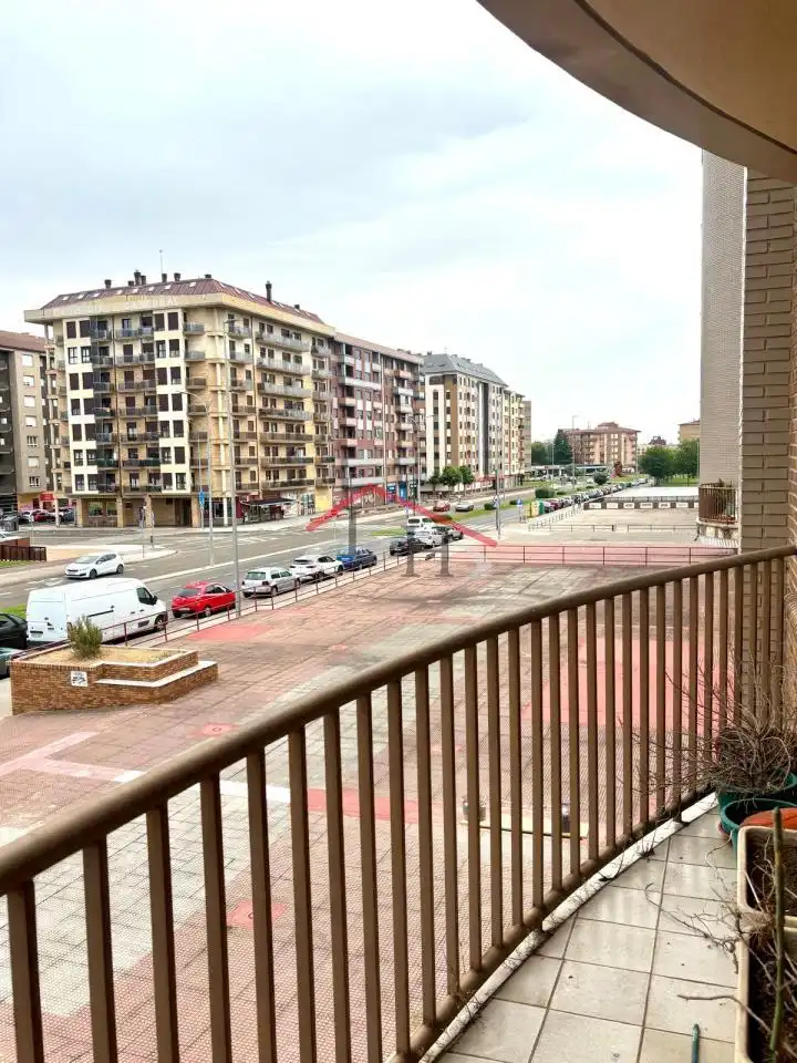 Parking de Piso en venta en León Capital  con Calefacción, Parquet y Terraza