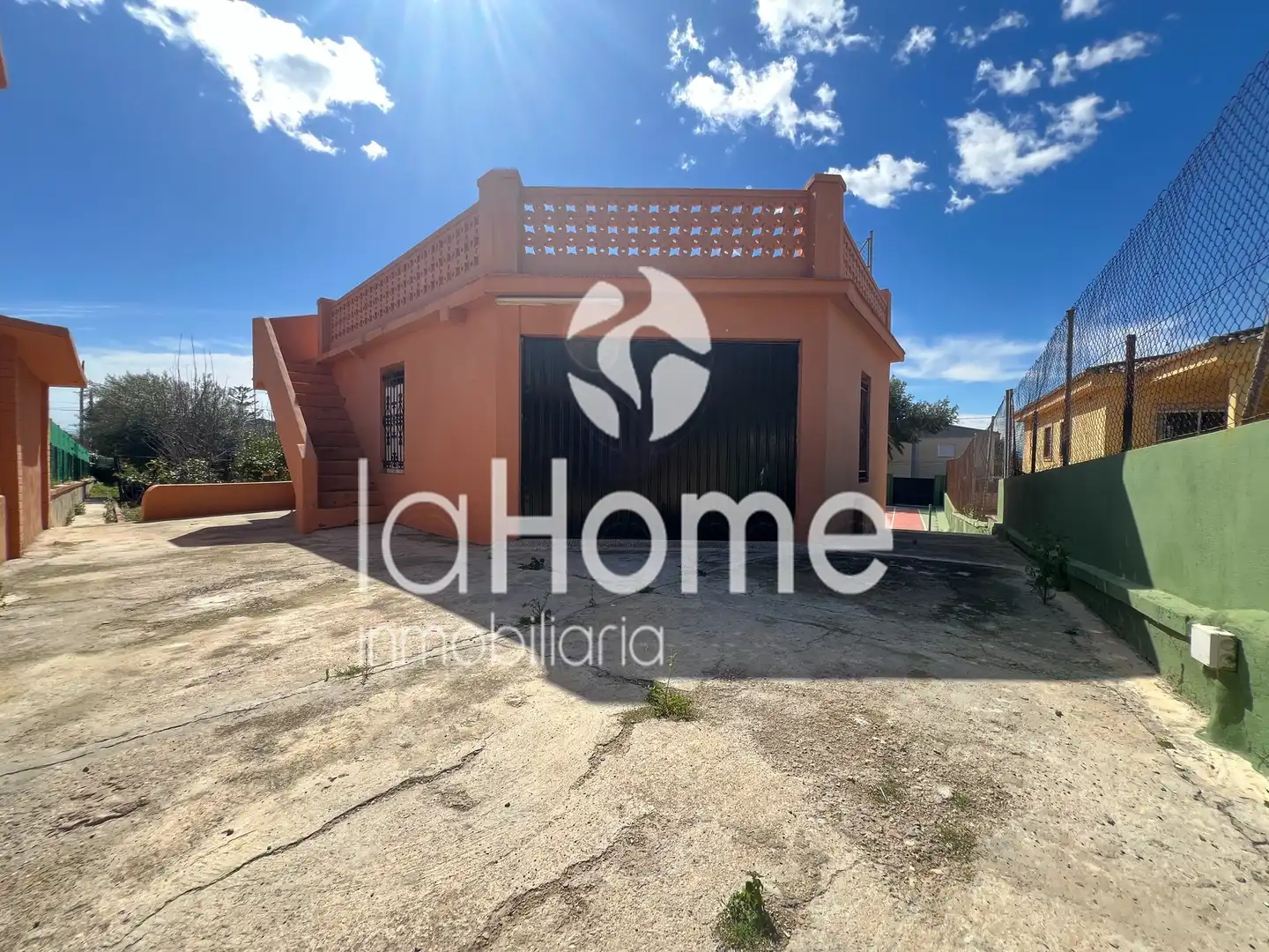 Vista exterior de Casa o xalet en venda en Paterna amb Aire condicionat, Jardí privat i Terrassa