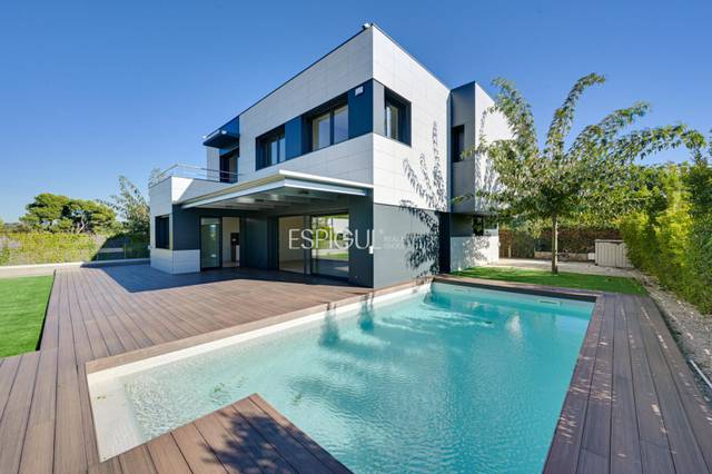 Casa-chalet en Venta en Surray en Can Sans