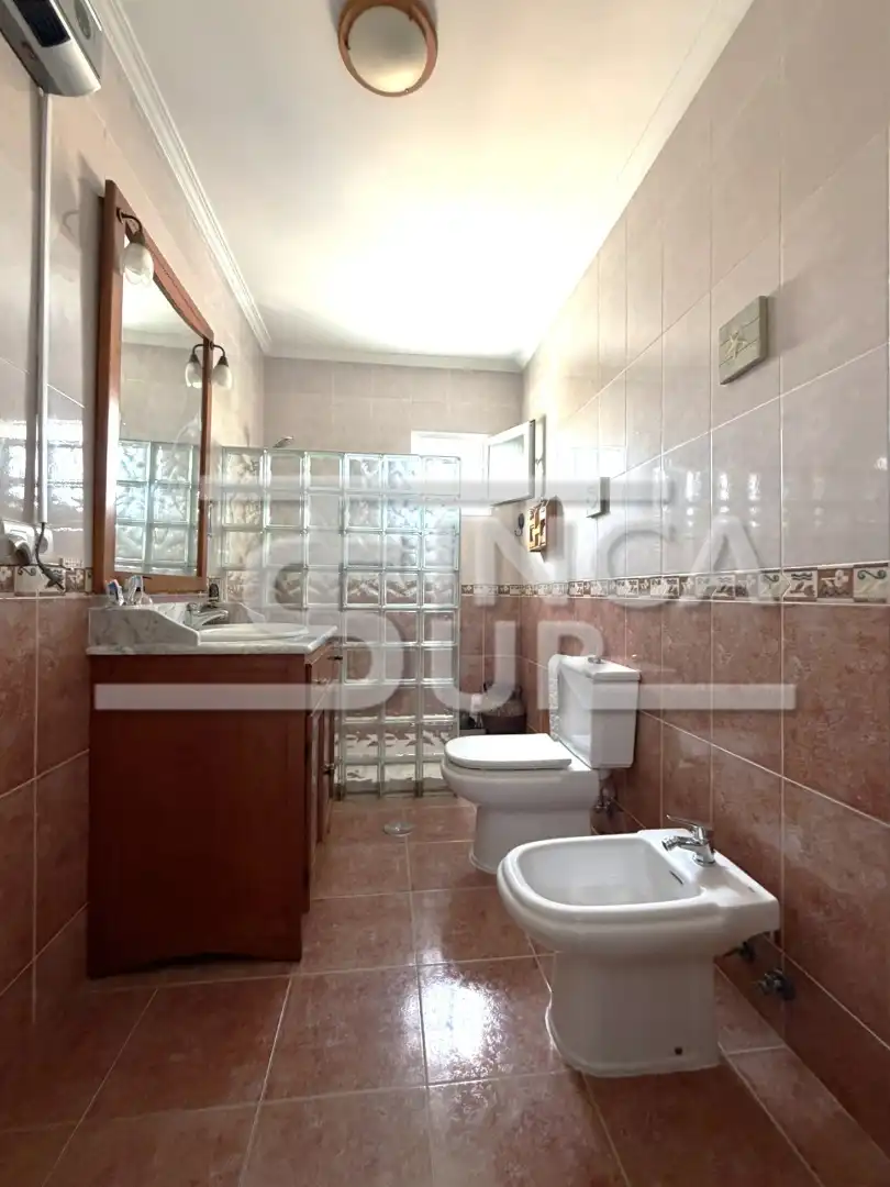 Baño de Casa adosada en venta en Roquetas de Mar con Aire acondicionado, Calefacción y Terraza