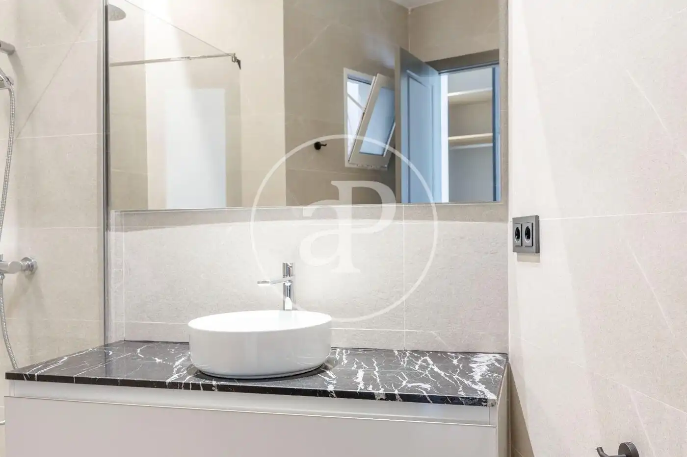Bathroom of Flat for rent in Valencia  with Air Conditioner, Heating and Balcony