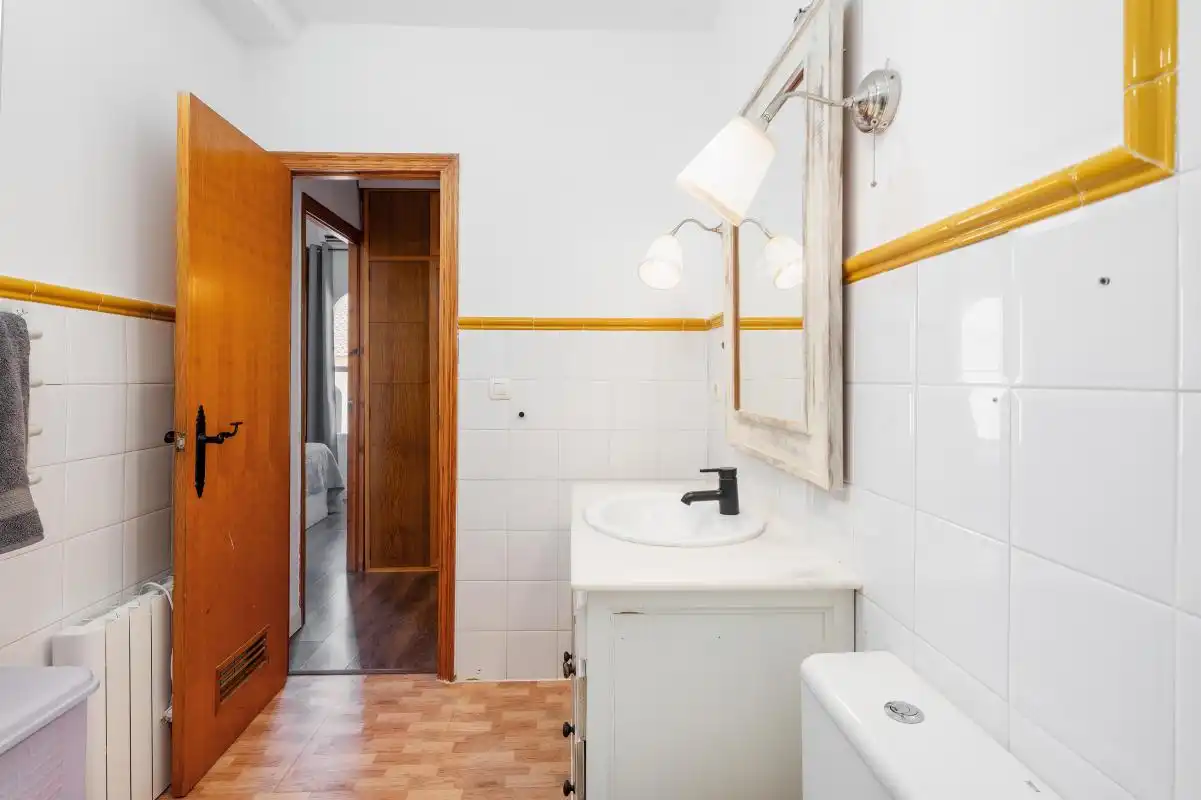Baño de Casa adosada en venta en Aznalcázar con Aire acondicionado, Calefacción y Jardín privado