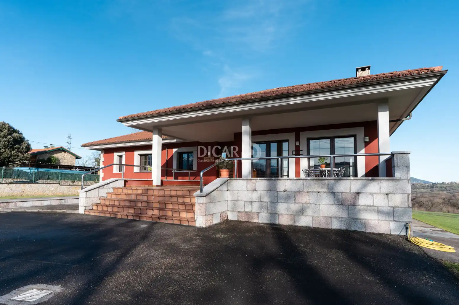 Vista exterior de Casa o xalet en venda en Oviedo  amb Calefacció, Jardí privat i Parquet