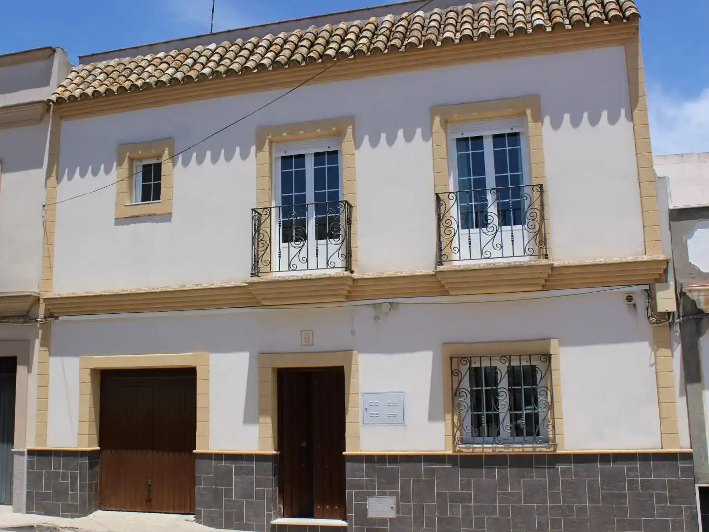 Vista exterior de Casa adosada en venda en Trebujena amb Aire condicionat i Balcó