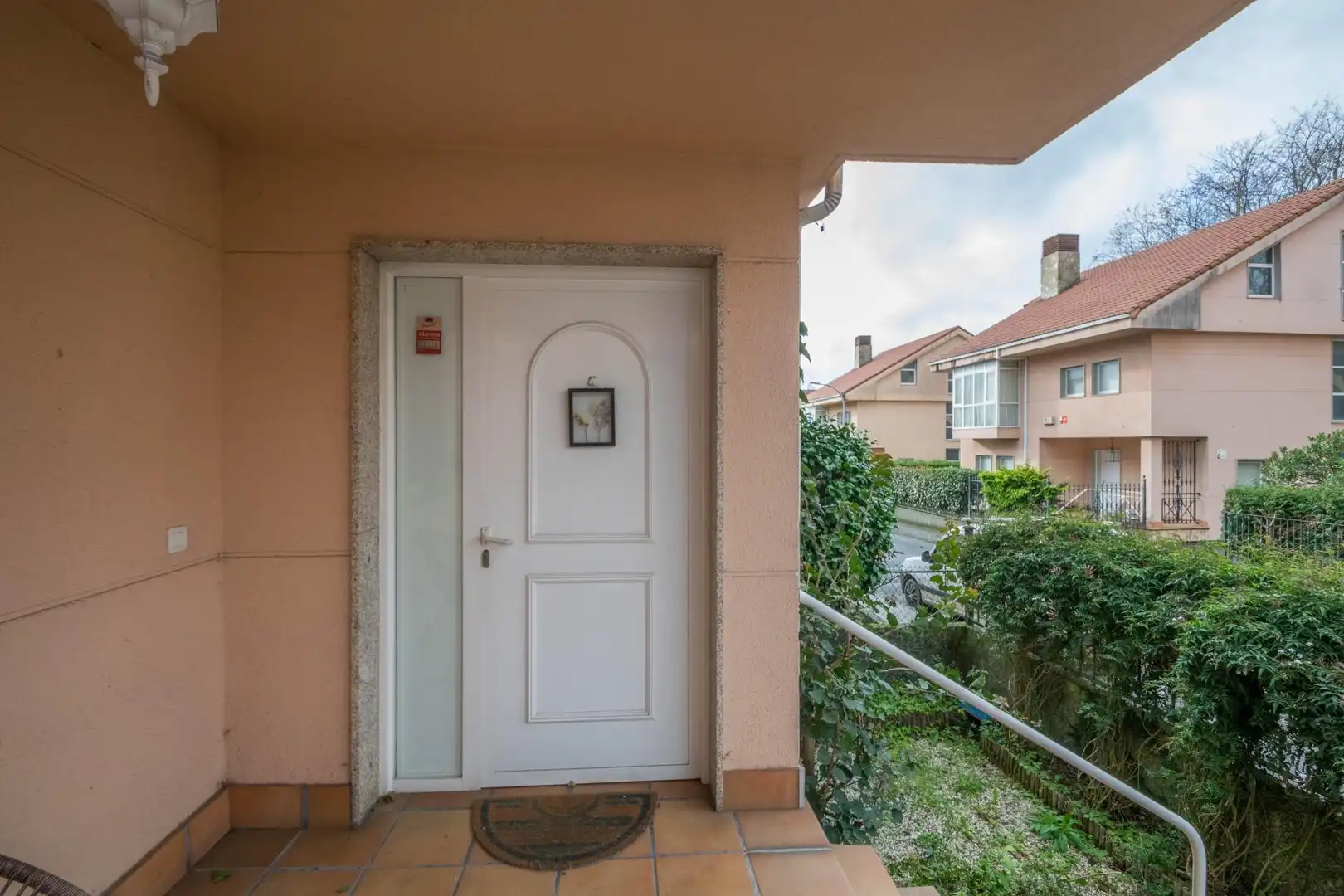 Vista exterior de Casa adosada en venta en Oleiros con Calefacción, Jardín privado y Parquet