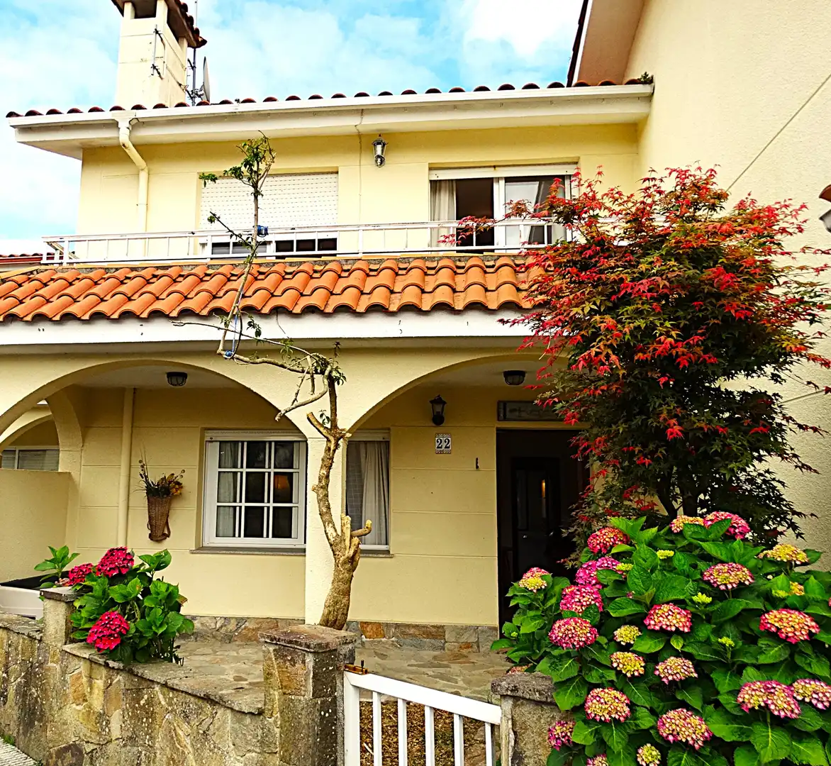 Vista exterior de Casa adosada en venta en Miño con Jardín privado, Parquet y Terraza