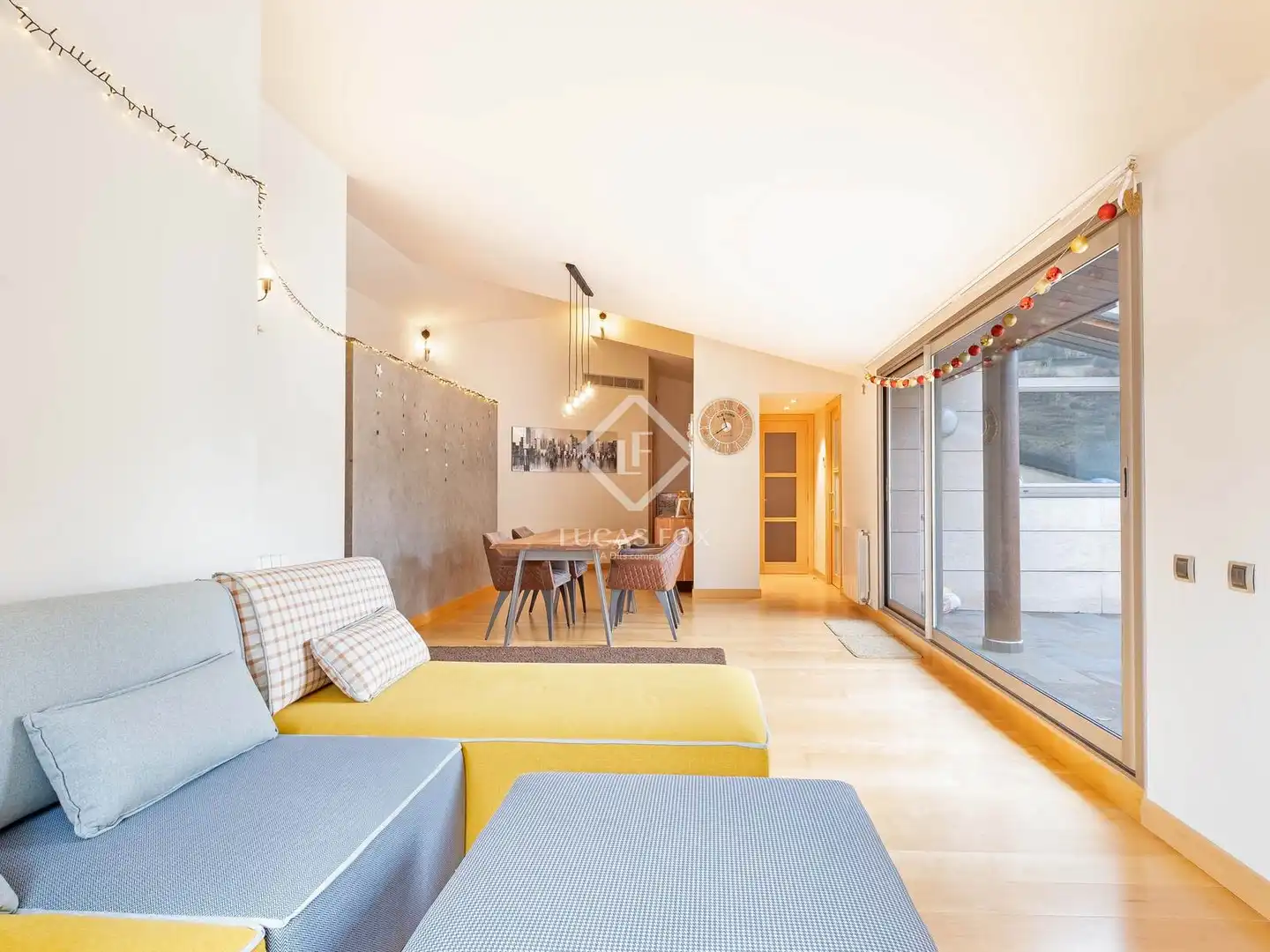 Wohnzimmer von Dachboden zum Verkauf in Escaldes – Engordany mit Klimaanlage, Heizung und Privatgarten