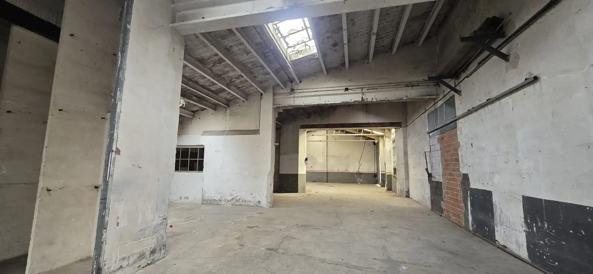 Fabrikhallen zur Miete in Manlleu mit Alarm