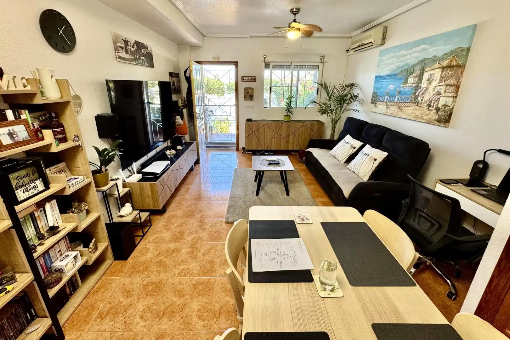Sala de estar de Casa adosada en venta en Torrevieja con Aire acondicionado, Calefacción y Jardín privado