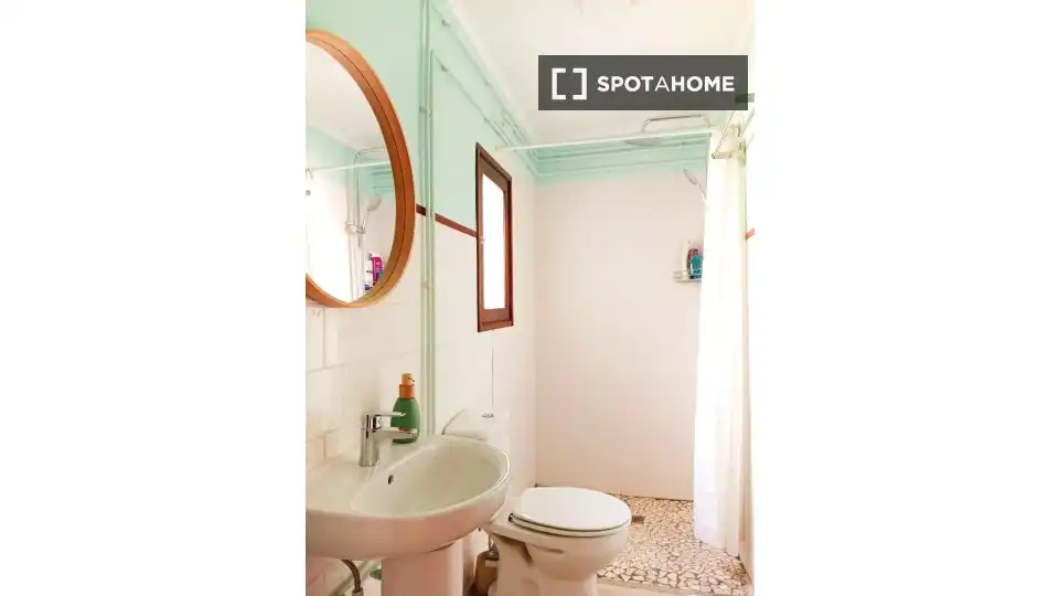 Bathroom of Flat for share in  Palma de Mallorca  with Air Conditioner, Heating and Terrace