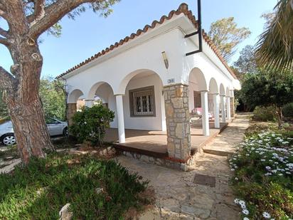 Vista exterior de Casa o xalet en venda en Mont-roig del Camp amb Jardí privat, Terrassa i Moblat