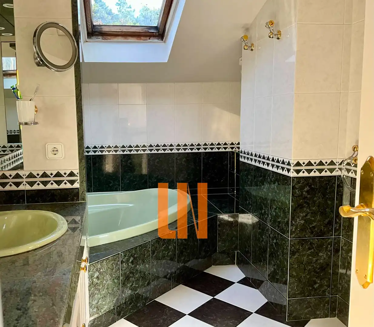 Bany de Casa o xalet en venda en O Grove   amb Aire condicionat, Calefacció i Jardí privat
