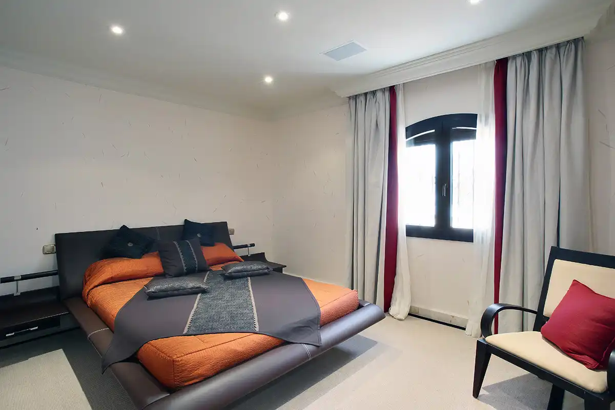 Schlafzimmer von Erdgeschoss zur Miete in Marbella mit Klimaanlage, Terrasse und Schwimmbad