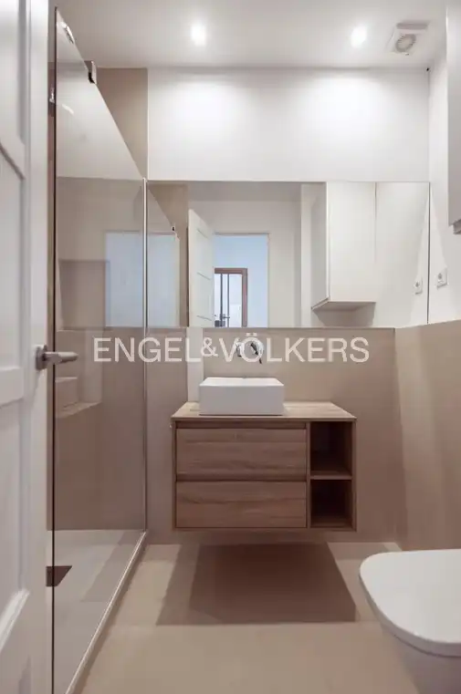 Bathroom of Flat for rent in Madrid  with Air Conditioner, Heating and Balcony