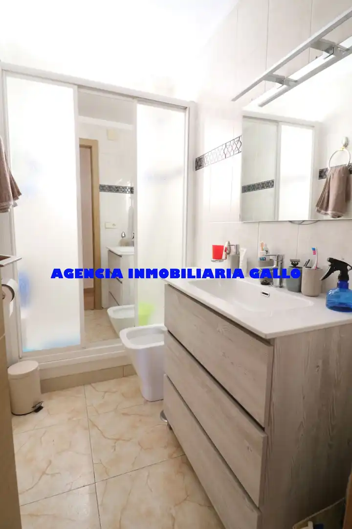 Bathroom of Flat for sale in Sevilla  with Air Conditioner
