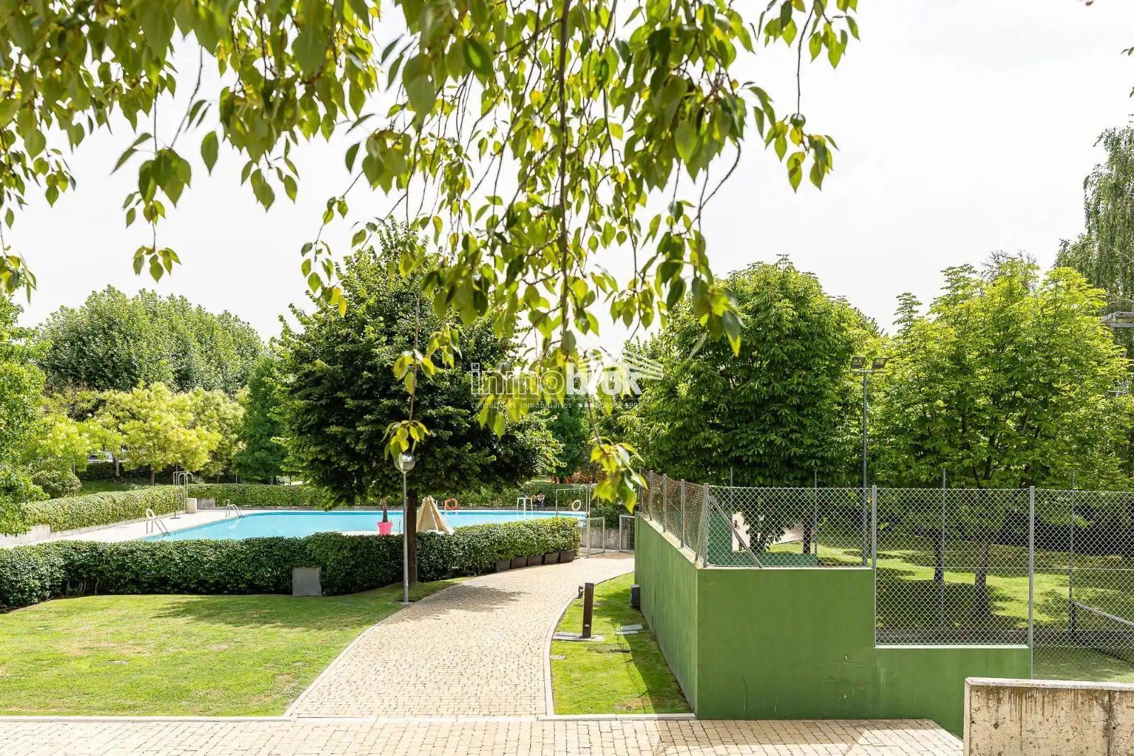 Piscina de Casa adosada en venda en La Moraleja amb Aire condicionat, Terrassa i Traster