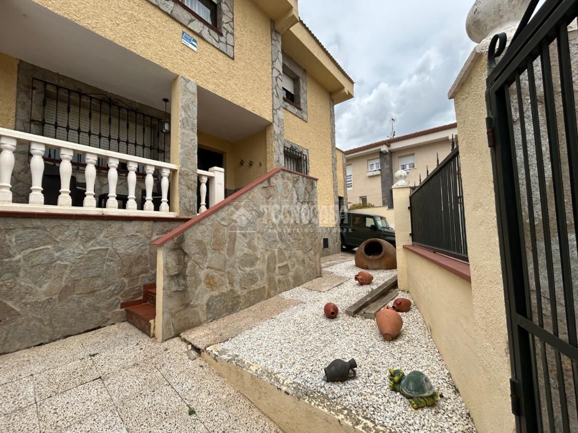 Vista exterior de Casa o xalet en venda en Loeches