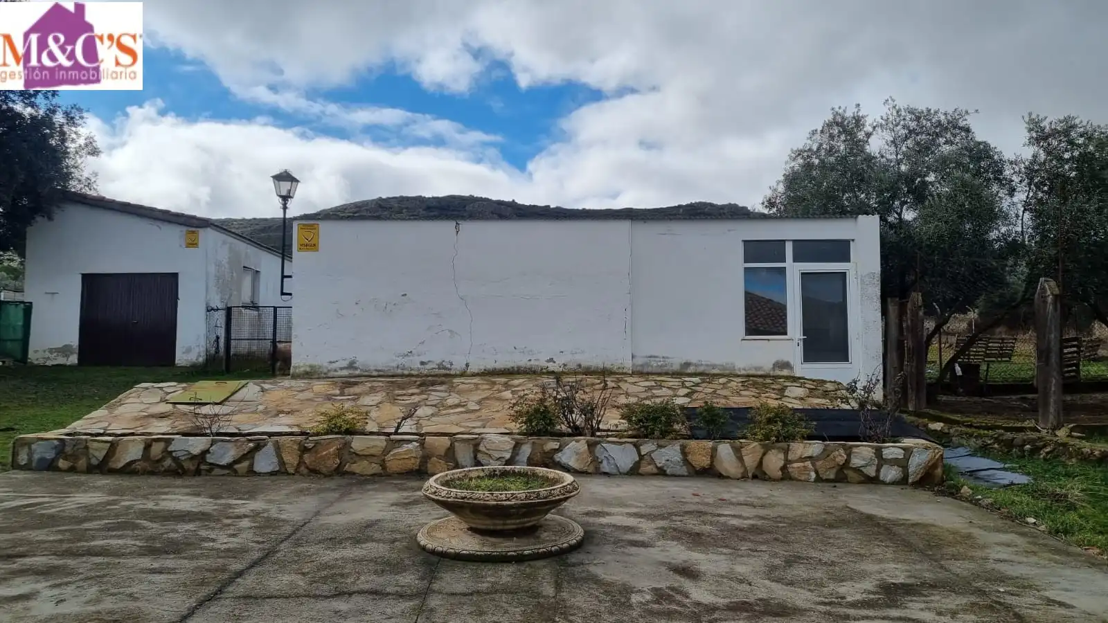 Vista exterior de Casa o xalet en venda en Cabezarrubias del Puerto amb Aire condicionat, Calefacció i Jardí privat
