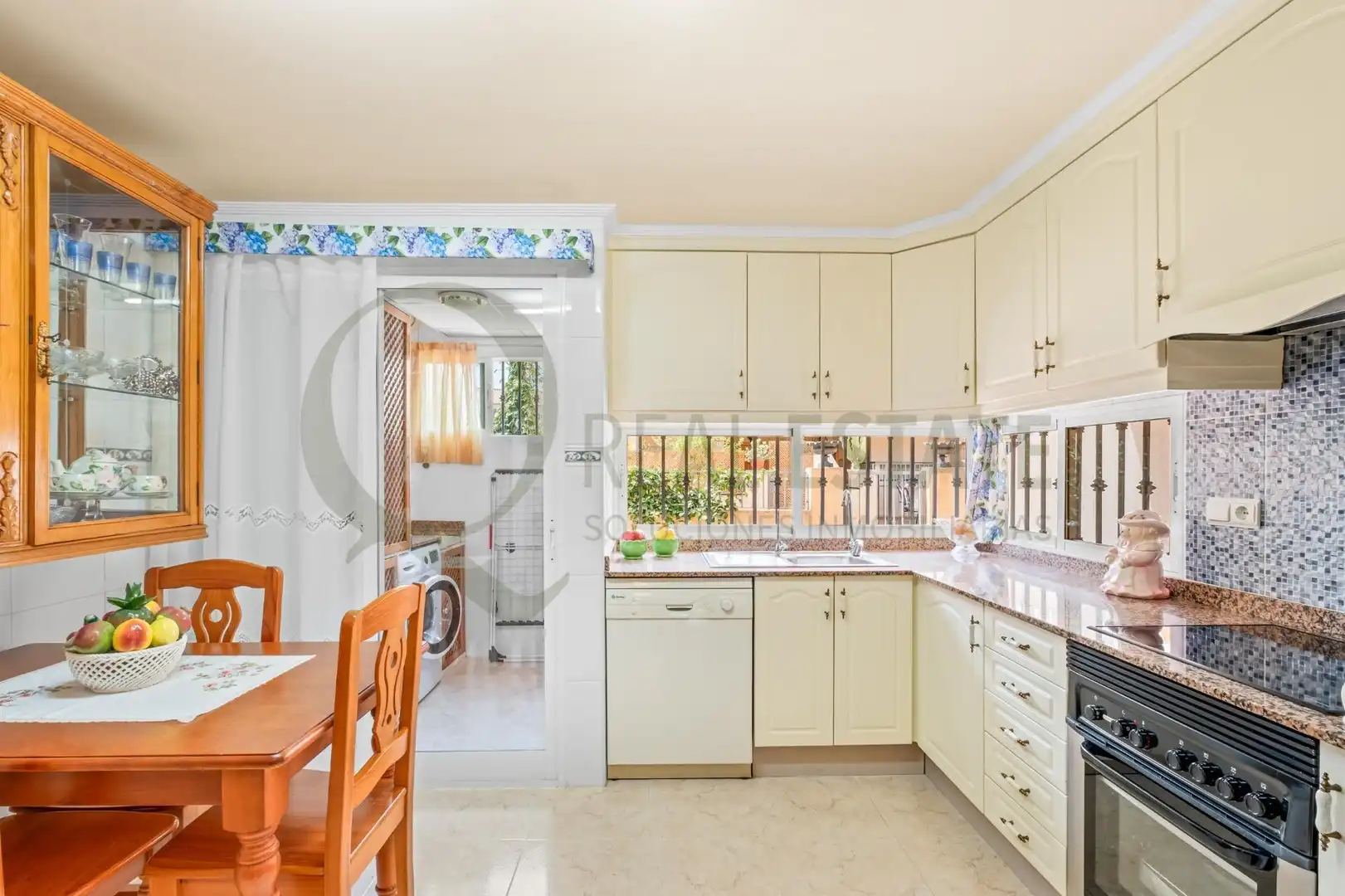 Cuina de Casa o xalet en venda en El Campello amb Aire condicionat, Calefacció i Jardí privat