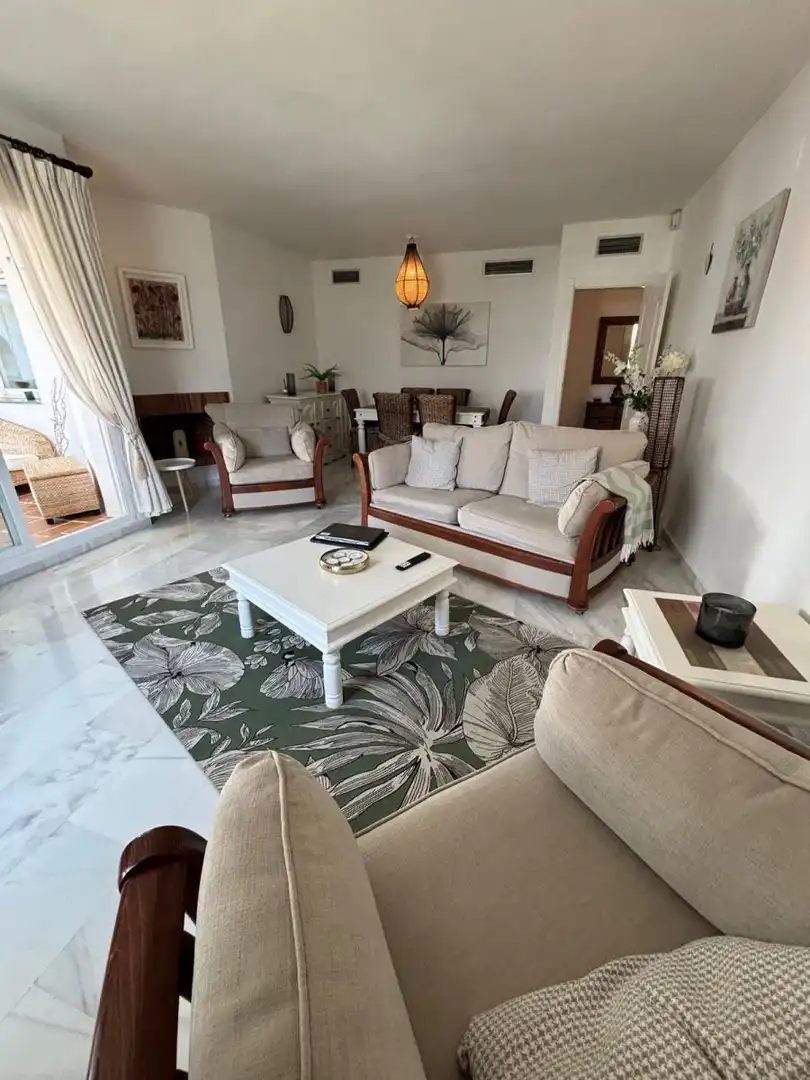 Sala d'estar de Apartament de lloguer en Marbella amb Calefacció, Jardí privat i Moblat