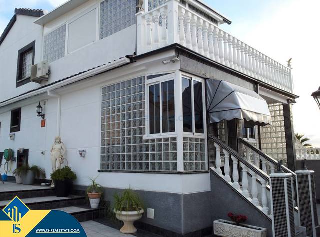 Casa-chalet en Venta en Villamartín - Las Filipinas