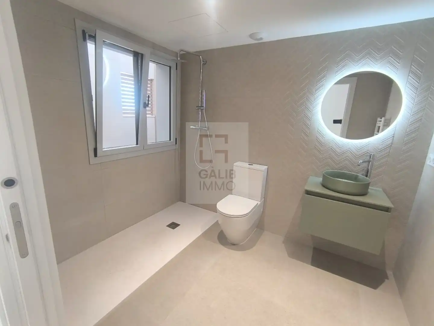 Badezimmer von Dachboden zum Verkauf in Figueres mit Klimaanlage, Terrasse und Abstellraum