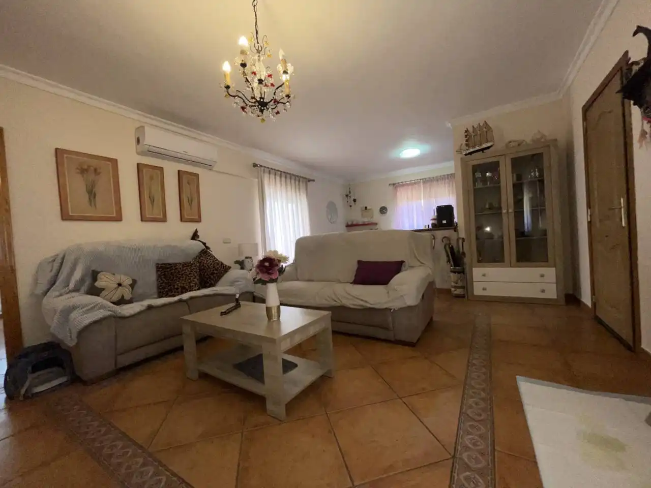 Sala d'estar de Finca rústica en venda en Estepona amb Aire condicionat, Calefacció i Jardí privat