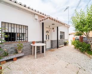 Vista exterior de Casa adosada en venda en El Álamo amb Jardí privat, Moblat i Forn