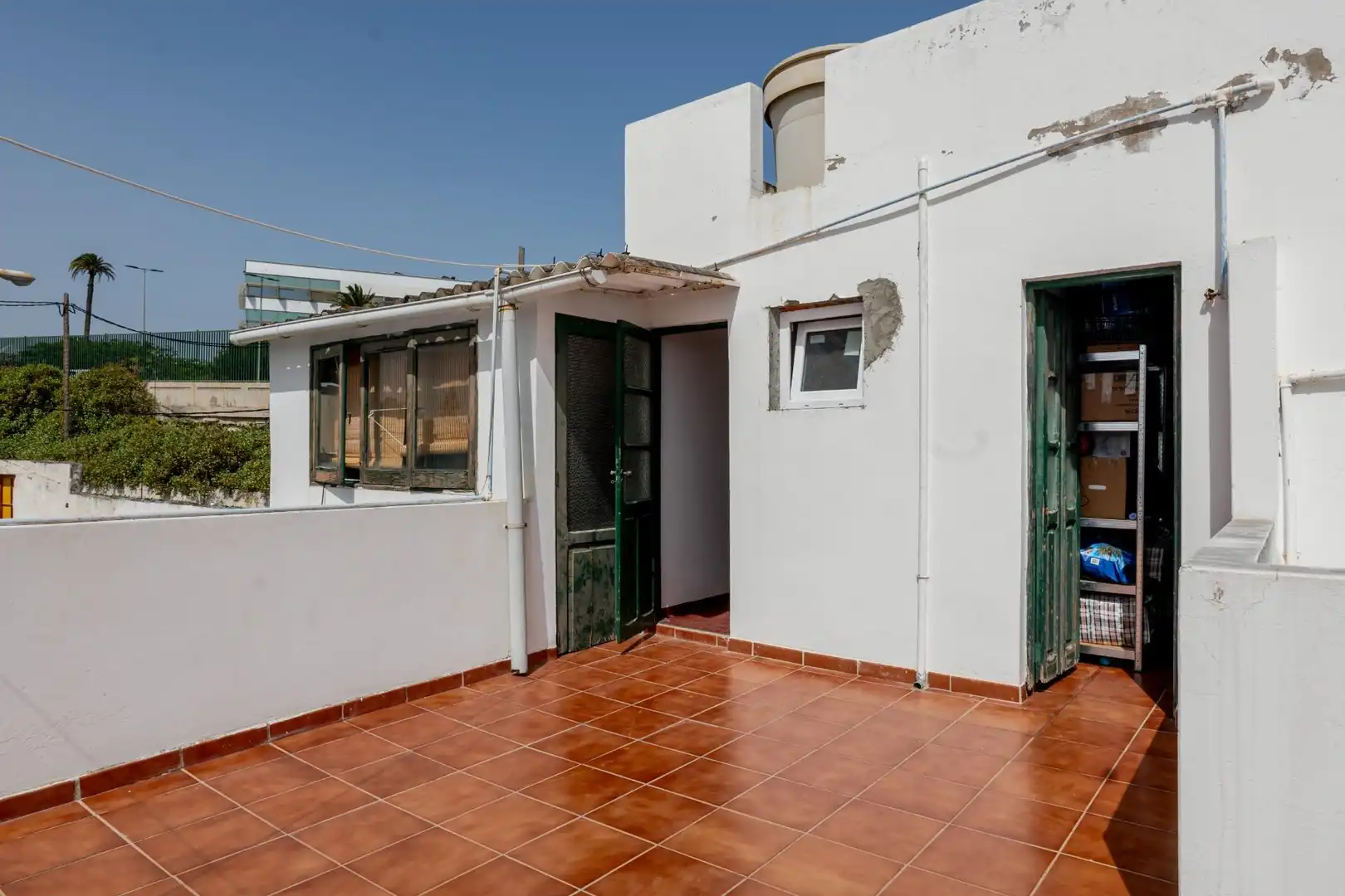 Außenansicht von Einfamilien-Reihenhaus zum Verkauf in Las Palmas de Gran Canaria mit Terrasse und Abstellraum