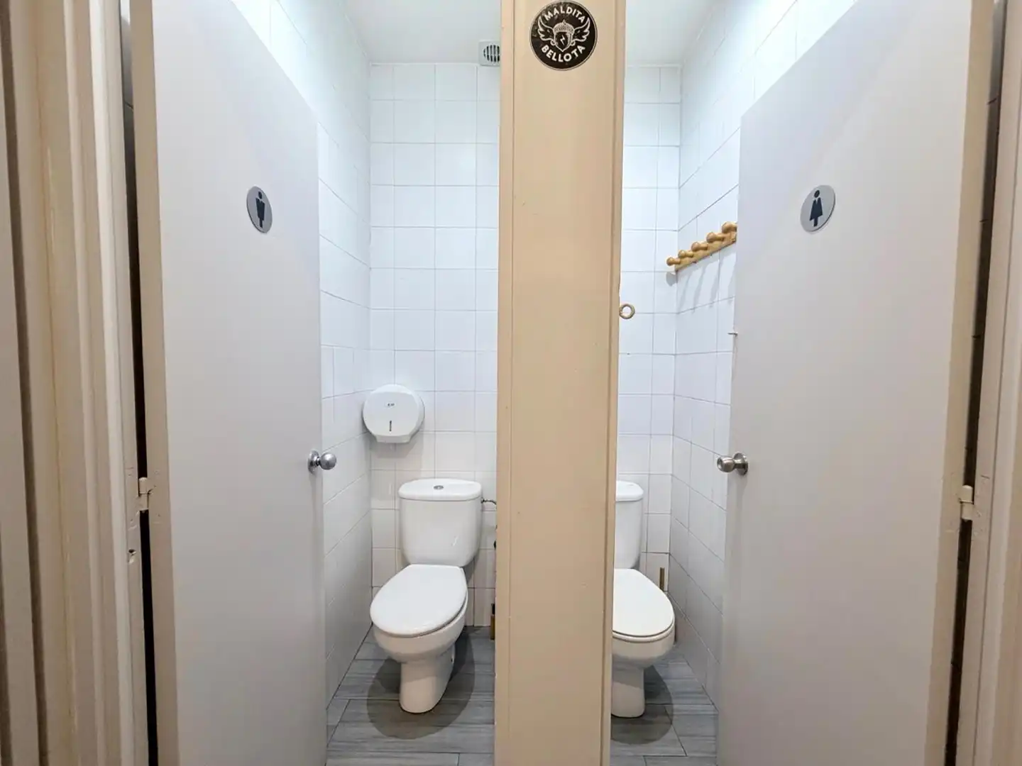Baño de Local en traspaso en Barcelona con Aire acondicionado, Amueblado y Internet