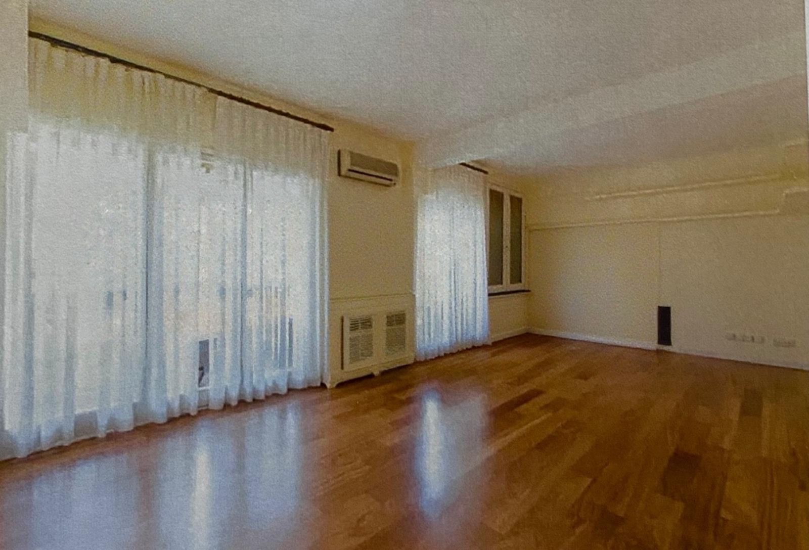 Living room of Flat to rent in  Madrid Capital  with Air Conditioner, Heating and Parquet flooring