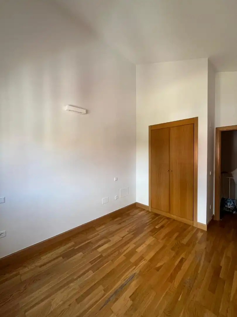 Dormitori de Casa adosada en venda en Renedo de Esgueva amb Calefacció, Jardí privat i Parquet