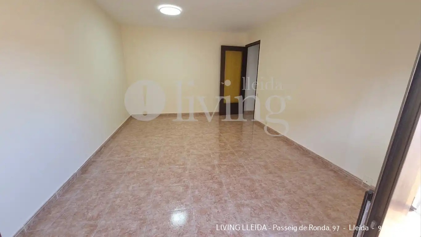 Sala de estar de Piso en venta en Lleida con Calefacción, Horno y Balcón